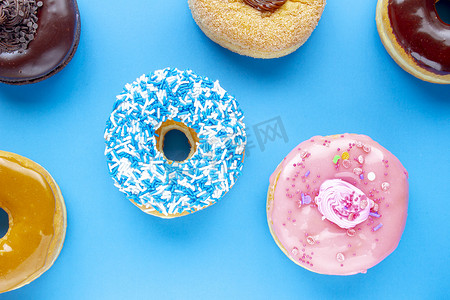 蓝色背景上的彩色甜甜圈