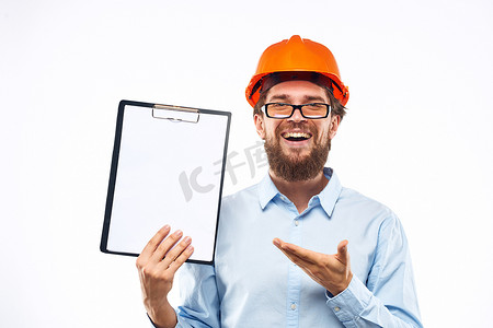 工程师橙色头盔安全专业手册手持裁剪视图