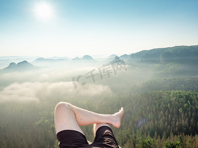 脚背摄影照片_第一人称休息远足腿，在远足期间休息。