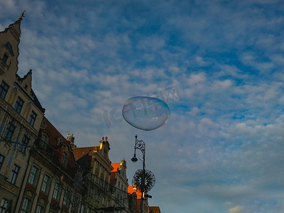 泡泡在弗罗茨瓦夫集市广场上空飞舞