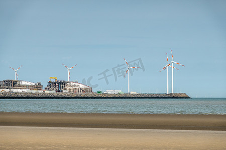 诺兰摄影照片_比利时佛兰德泽布吕赫港的液化天然气接收站。