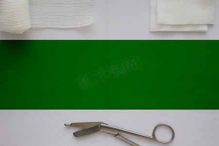 纱布、剪刀和卷纱布在白色背景与绿色 s