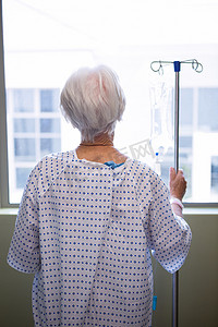 体贴的老年病人站在医院