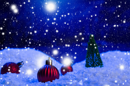 圣诞节背景与圣诞球在雪上的冷杉树、夜空和月亮。