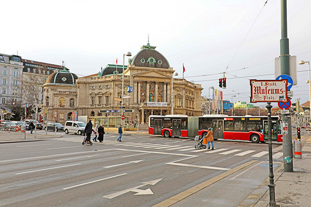 奥地利维也纳 - 2019年1月8日：维也纳第七区Neubau的“人民剧院”（Volkstheater，1889）景观。