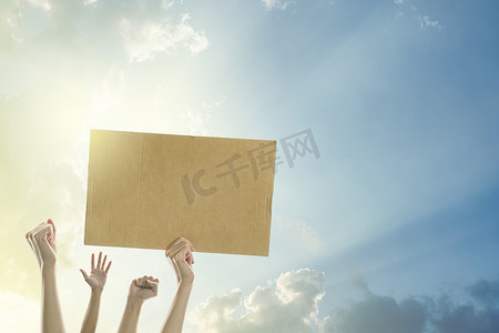女人的手举着空白的横幅，将文字放在抗议处