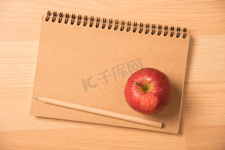 笔记本上的红苹果用铅笔