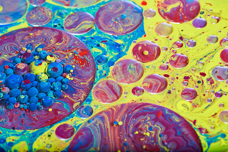 彩虹色圆形摄影照片_具有圆形和球体的彩虹色液体的迷人表面