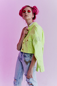 酸性设计摄影照片_漂亮女人绿色夹克时尚服装酸性风格设计