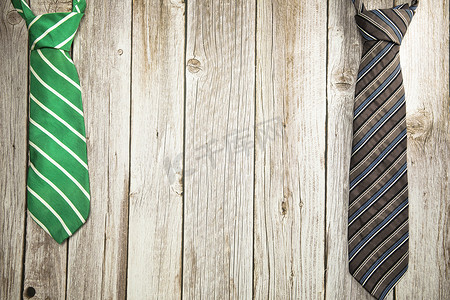 木质背景纹理上彩色绿色和棕色领带、全国男子节、父亲节设计与复制空间