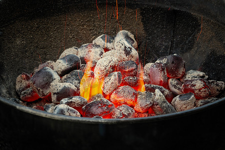 圆形烧烤架中的热木炭