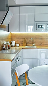 现代厨房内饰配有木质和白色元素、家庭生活、家居展示室内概念