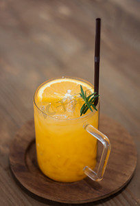 橙汁海报免费摄影照片_杯在木桌上的橙汁
