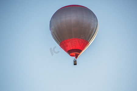 五颜六色的热气球在天空飞翔