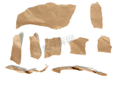 各种碎片和扭曲的牛皮纸条和撕裂的碎片是