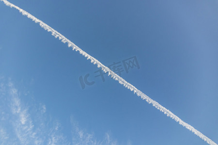 喷气摄影照片_飞机在天空留下的喷气燃料痕迹