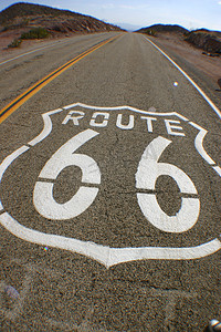 路上的油漆宣告这是延伸至地平线的 66 号公路
