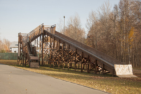 大型滑梯摄影照片_用于雪橇的大型木制滑梯。