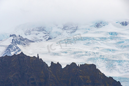 冰岛深蓝色冰覆盖山顶的瓦特纳乔库尔冰川