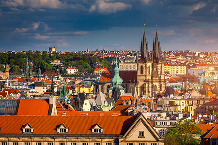 布拉格红色屋顶和布拉格历史老城的十几个尖顶