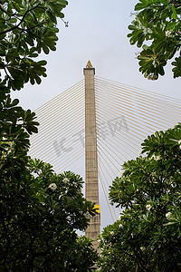 吊索摄影照片_附在吊索上的拉玛八世桥的支柱。