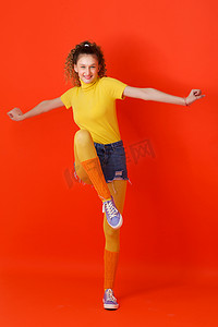 穿着运动服单腿跳跃的女孩