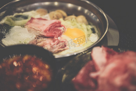 铃木里美摄影照片_在火锅中烹饪食物以制作寿喜烧或涮锅