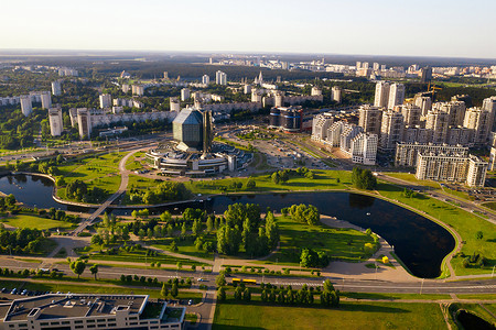 白俄罗斯共和国首都明斯克的国家图书馆和带公园的新社区的顶视图，一座公共建筑