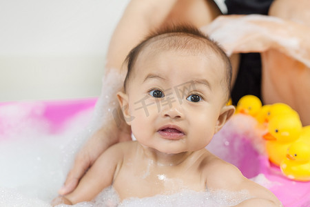 宝宝浴室摄影照片_宝宝在浴缸里洗澡，玩泡沫