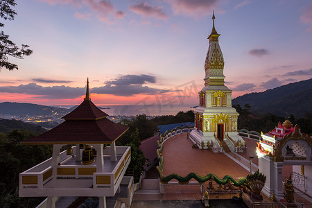 泰国巴东山顶的 Doi thep Nimit 修道院和夜光