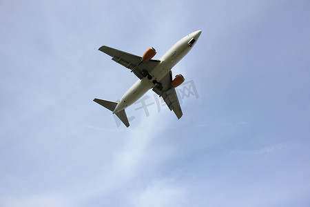 客机摄影照片_飞机接近跑道