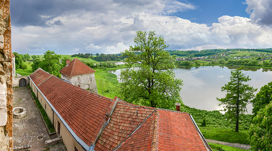 从乌克兰斯维尔日城堡的窗户看到的景色