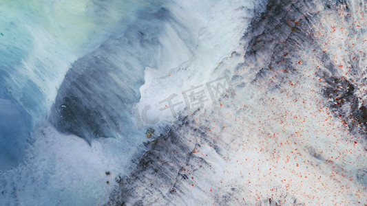 扩散的墨水摄影照片_蓝色背景上的水滴以波浪形式向不同方向扩散。