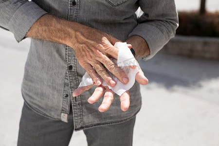 男人用湿纸巾清洁双手