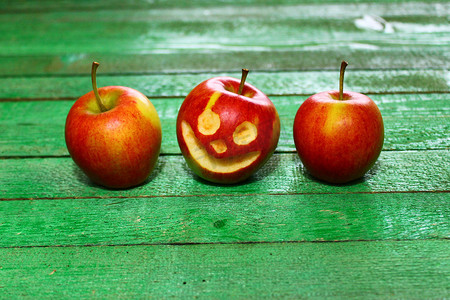 切好的苹果摄影照片_两个苹果和一个有脸的苹果
