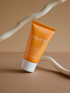 俄罗斯莫斯科，2021年8月30日，皮肤保湿化妆品护理夜间面膜Payot，配有闪亮米色背景的橙色包装。