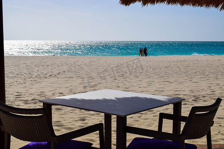 浪漫的 Bucuti & Tara 度假村位于阿鲁巴岛东侧的鹰海滩，棕榈树、白色沙滩伞、几朵云和美丽的白色沙滩令人叹为观止