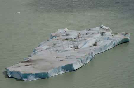 漂浮在灰色湖中的冰块。
