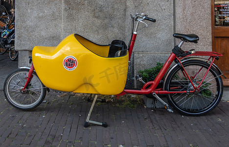 荷兰阿姆斯特丹停放的 Bakfiets 或前备箱自行车。