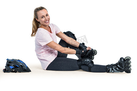直排溜冰鞋摄影照片_穿着直排轮滑鞋的快乐运动女性的画像