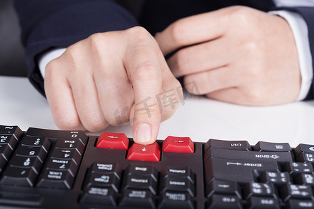 按键盘计算机上的手指箭头按钮