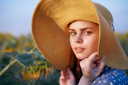 向日葵自由自然领域戴帽子的漂亮女人