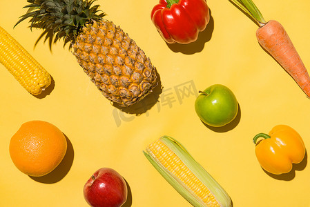 黄色背景上的新鲜水果的集合。