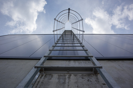 工业建筑上方的防火梯，底视图。