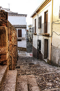 阿尔卡拉斯狭窄的街道和古老的外墙