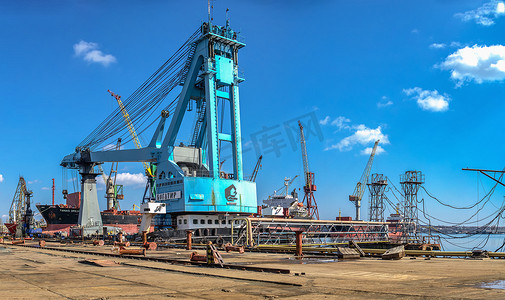 莫斯科红厂摄影照片_乌克兰切尔诺莫斯克的大型造船厂起重机
