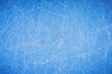 冰背景上有滑冰和曲棍球的痕迹，溜冰场表面的蓝色纹理有许多划痕