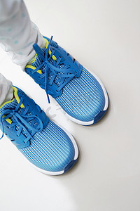 孩子马拉松摄影照片_在顶视图的蓝色运动鞋