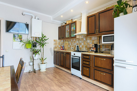 厨房位于宽敞的客厅和厨房内，采用古老的经典木质设计