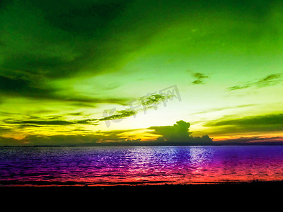 海洋模糊摄影照片_模糊最后一道光日落五颜六色的天空和海洋